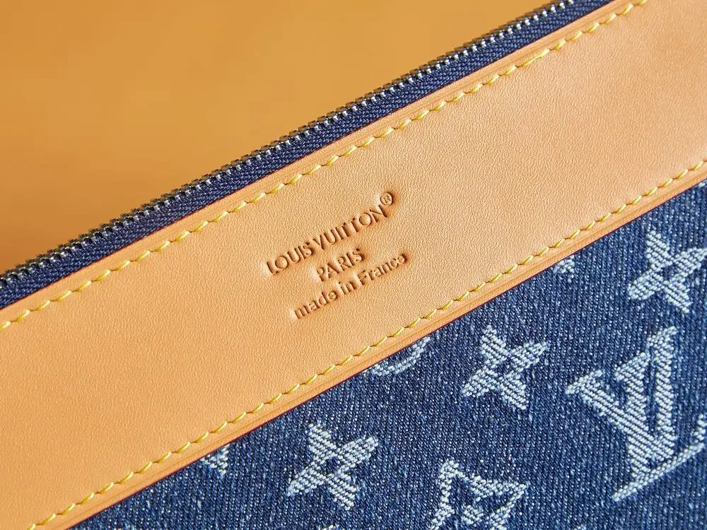 LOUIS VUITTON. dimensions 30